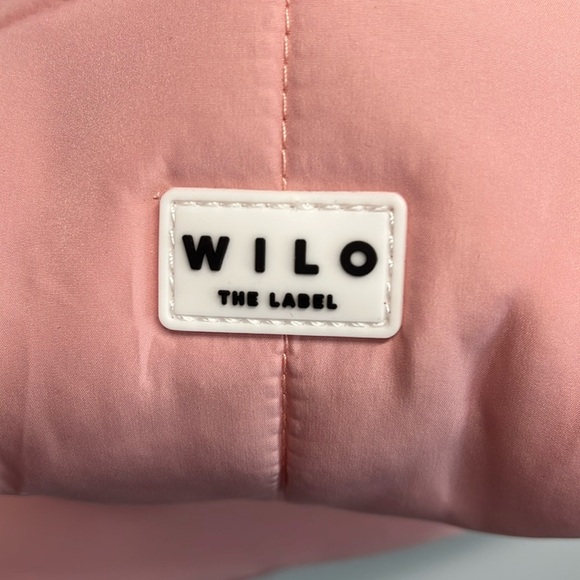 Wilo The Label | Front Pocket Travel Tote Bag w/ Matching Pouch & Bag Charm - Picture 3 of 13